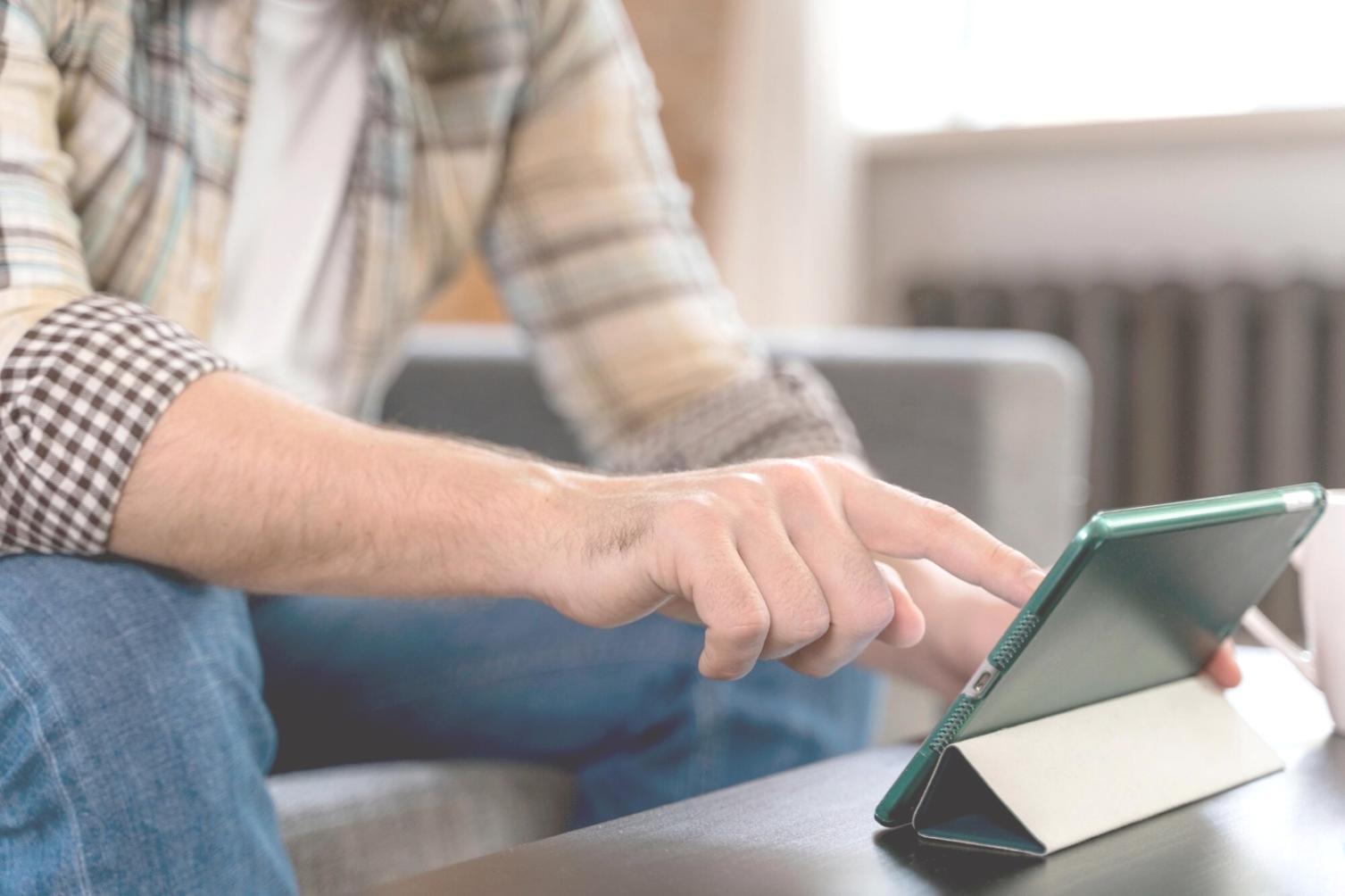 Teilnehmende analysieren Finanzberichte und Marktdaten gemeinsam am Tisch